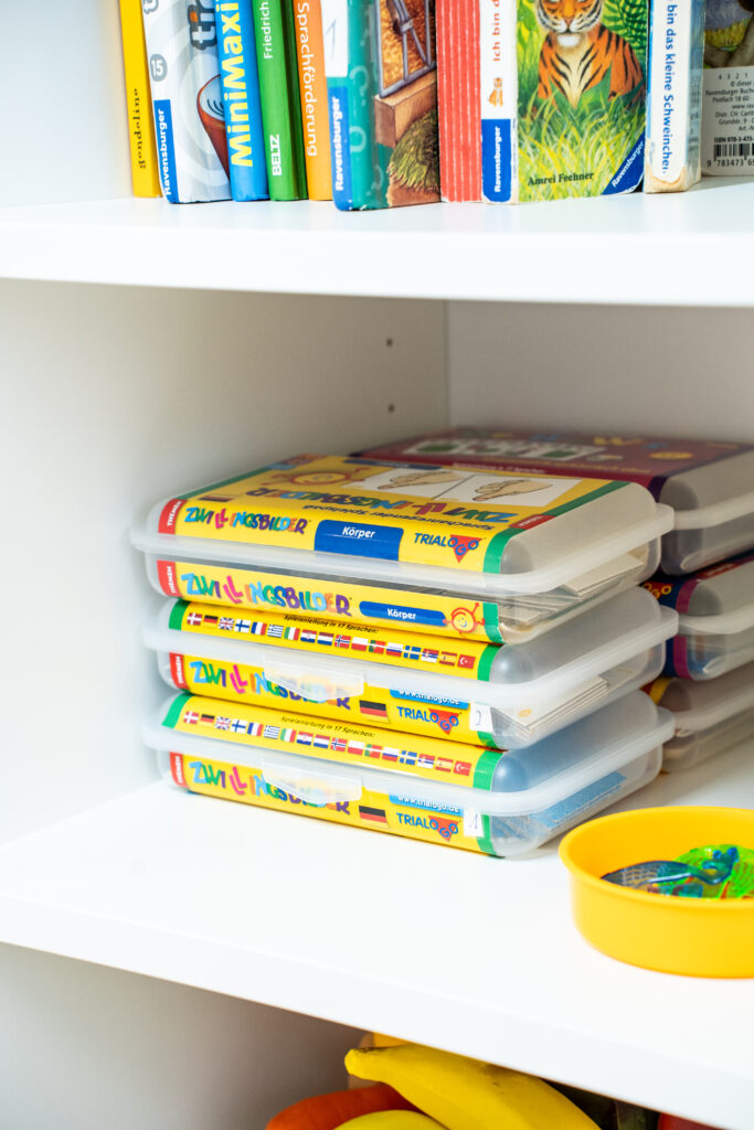 Regal mit Büchern und Spielen